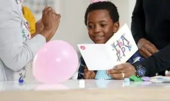 Junge erhält Geburtstagskarte