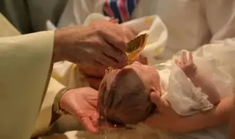 Cosa succede in una cerimonia di battesimo cattolica?