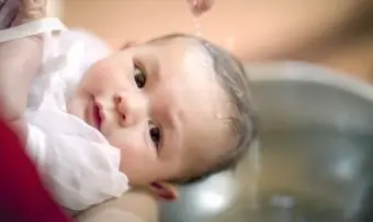 Consejos esenciales de etiqueta para el bautismo