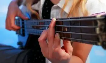 תרשים אקורדים לגיטרה בס בחינם