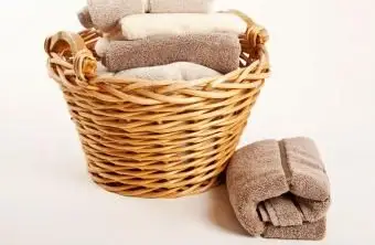 מגבות מקופלות רכות בסל