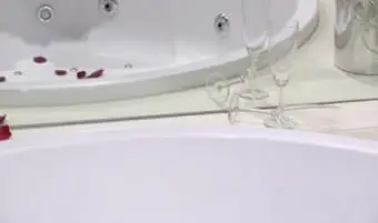 Instalowanie wanny z hydromasażem