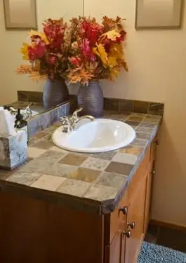 Comment installer un lavabo de comptoir de salle de bain