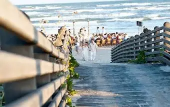 Ślub na plaży z cynamonowym brzegiem