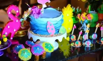 トロピカルをテーマにしたカラフルなウエディングケーキ