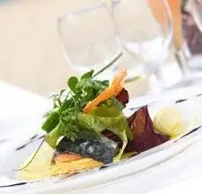 Salade servie lors d'une réception de mariage sur la plage