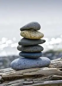 Verwendung von Segenssteinen in einer Strandhochzeitszeremonie