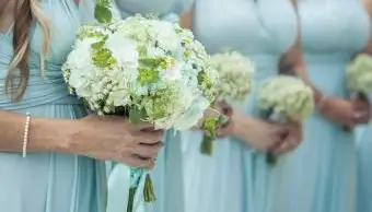 Nahaufnahme von Brautjungfern mit Blumen