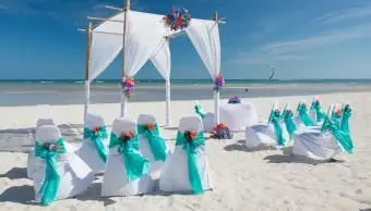 Stühle und Pavillon am Strand