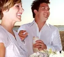 Państwo młodzi w białym, wygodnym stroju plażowym