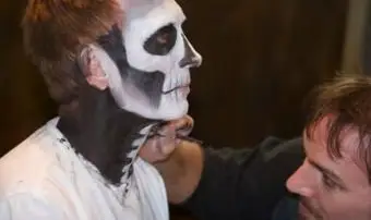 מריחת איפור אפקטים מיוחדים