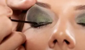 מריחת איפור עיניים באופן מקצועי