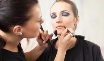 מאפרת מקצועית בעבודה