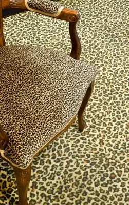 alfombra con estampado de leopardo
