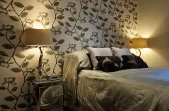 寝室のアクセントウォールを正しく行う8つの方法