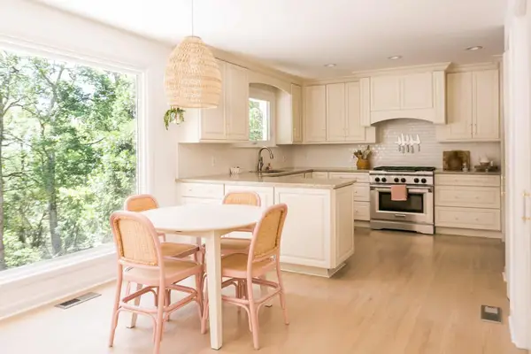 Il soggiorno di Elsie e il tour della sala per la colazione