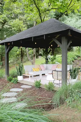 Un rifacimento del cortile per il nostro padiglione all'aperto (prima dopo!)