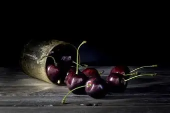 Tmavé čerešne na doske z rustikálneho dreva