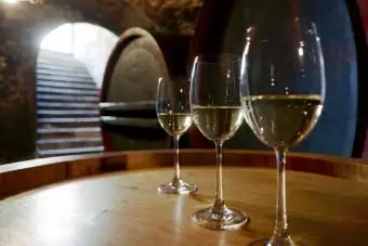 와인 통에 안경에 화이트 와인