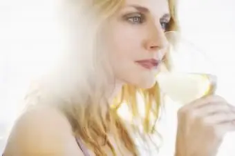 와인을 마시는 여자