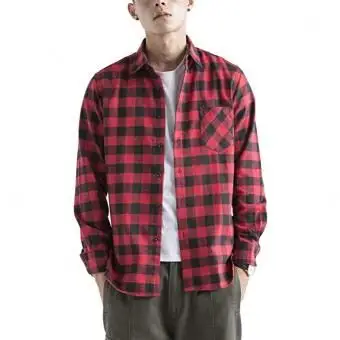 Mężczyzna w zapinanej na guziki flanelowej koszuli w kratę