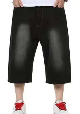 Mężczyzna ubrany w krótkie workowate dżinsy