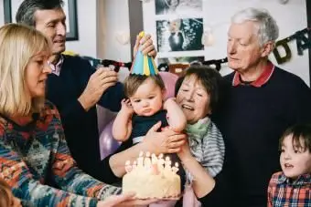 משפחה חוגגת יום הולדת לפעוטות עם עוגה