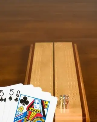 Ein Cribbage-Brett und eine Hand