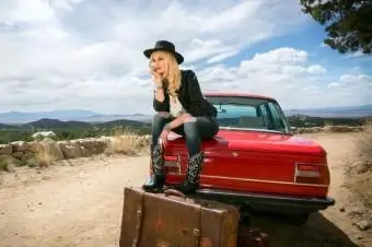 スマートでカジュアルなカウボーイブーツの女性