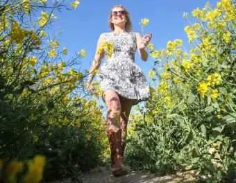 花柄のドレスとカウボーイブーツ