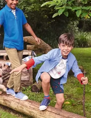 Chino-Shorts in Navy/Salsa Red Skulls