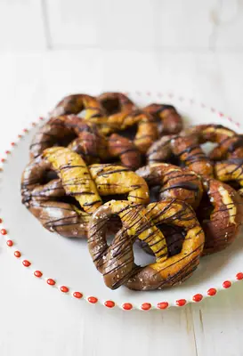 Pretzels de postre bañado en chocolate