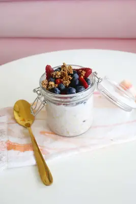 very berry overnight oats