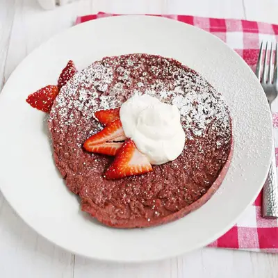 Červená zamatová pečená palacinka s medovo šľahačkou smotanového syra