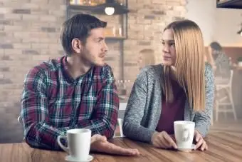 Mężczyzna tłumaczy się dziewczynie