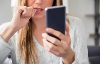 긴장된 여자 문자 메시지