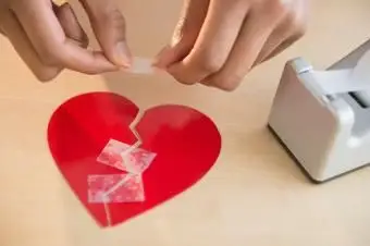 žena tejpovanie zlomené papierové srdce