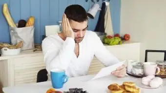 Uomo triste che legge una lettera