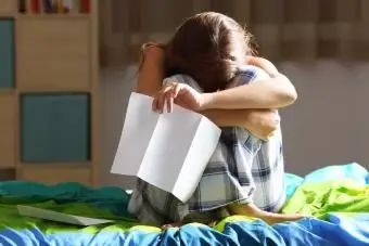 Donna triste dopo aver letto una lettera