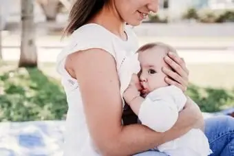 정원에서 여자 모유 수유 아기 소녀