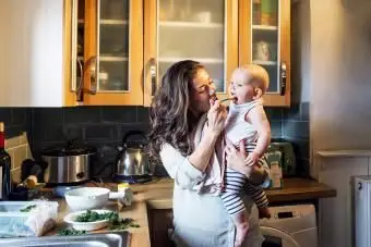 Madre che allatta il suo bambino