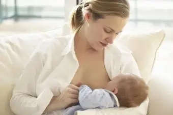 Madre che allatta al seno neonato