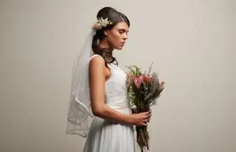 piękna panna młoda pozuje