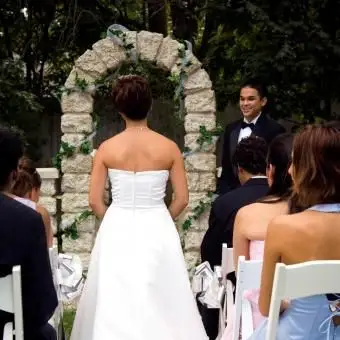 Panna młoda idzie nawą