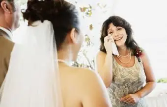 Płacząca kobieta obserwująca, jak panna młoda idzie do ołtarza