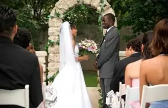 Narzeczeni przy ołtarzu