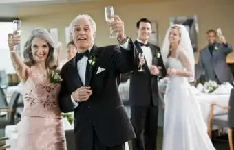 Eltern stoßen auf das Brautpaar an