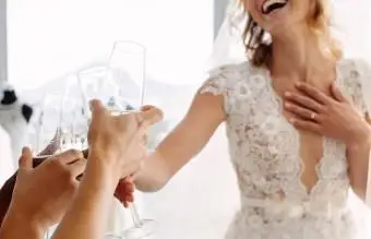 Braut Toasten mit Brautparty