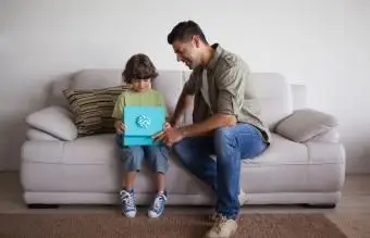 6 kreatywnych pomysłów na prezent dla okaziciela pierścionka