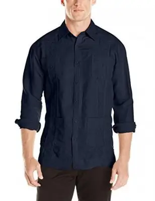 Homme d'affaires desserrant sa cravate